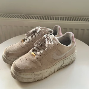 Nike air Force - Säljer mina nike air Force 1 pixel köpta förra året i storlek 36.   Nypris: 1017:-  Kvitto finns 