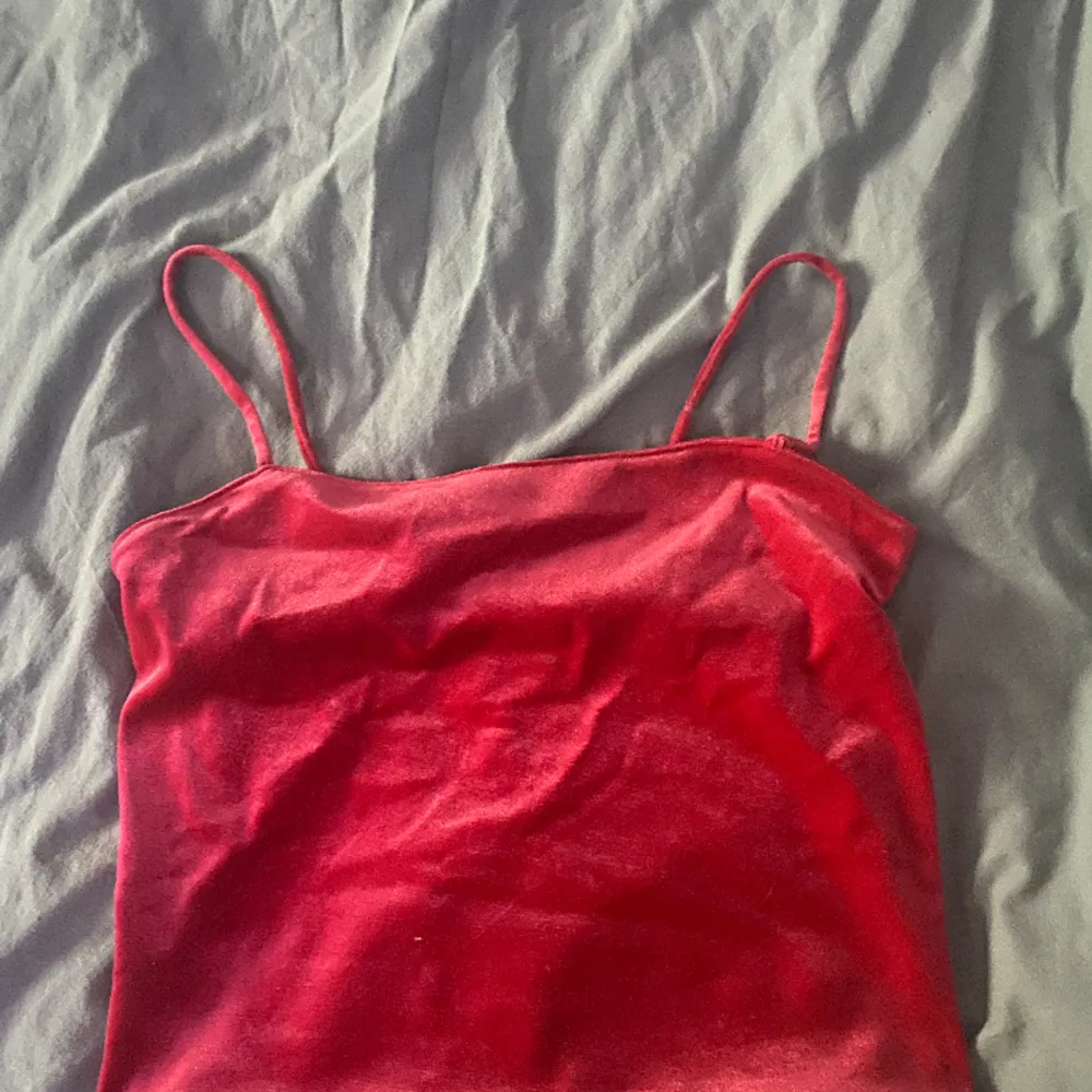 Säljer rött linne från Gina Tricot använt mycket men i bra skick👚🩷. Toppar.