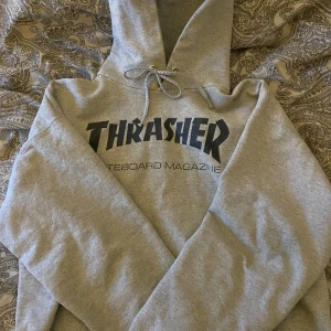 Trasher hoodie  - Säljer nu min jätte fina trasher hoodie då jag ej använder den längre. Användes väldigt mycket för ungefär ett halvårs sedan, har bara ett jätte litet hål vid ärmen annars precis som ny. Hör av dig ifall du har fler frågor😁 