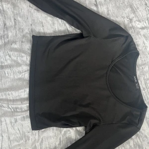 Svart tröja - Säljer denna svarta kortare tröja med utsvängda armar 