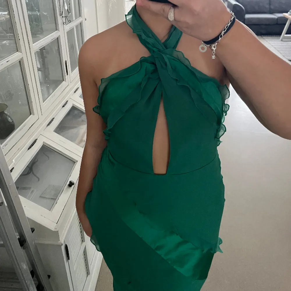 Säljer en oanvänd grön långklänning (alla lappar kvar). Klänningen är från Asos och är helt slutsåld, den är även liten i storlek. Jag bär vanligtvis strl 38. Säljer då jag har en exakt likadan. Säljer för nypris inklusive frakt🥰. Klänningar.
