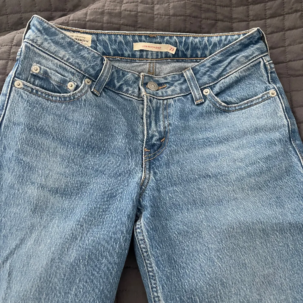 Super snygga lågmidjade Levi’s jeans. Bara testade. Storlek 23. Jeans & Byxor.