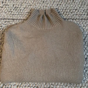 Oversized stickad tröja - Säljer denna fina tröja som har används fåtal gånger. Kontakta för fler frågor eller bilder.💗