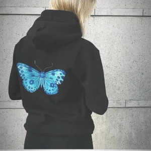 Hoodie  - Säljer denna snygga Hoodie från The cool elephant som ej kommer till användning längre, köpt för ungefär 2 år sen men är i jättebra skick💗