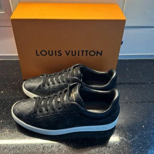 Louis Vuitton - Tja! Säljer ett par riktigt feta Louis Vuitton Sneakers. Storlek: UK7 men passar en storlek större 41-42 Cond: 9/10 dem har bara lite crease men annars helt fel fria!🙌 Om ni har några funderingar är det bara att skriva.😁 Självklart äkta, box ingår. 