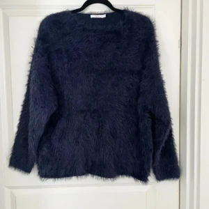 Fluffig tröja! - Säljer denna supersnygga marinblå tröja då den inte längre kommer till användning! Den är från märker Wera men är köpt på plick, bilderna är lånade från hon som jag köpte den av, hör av dig för egna! 🫶🏻