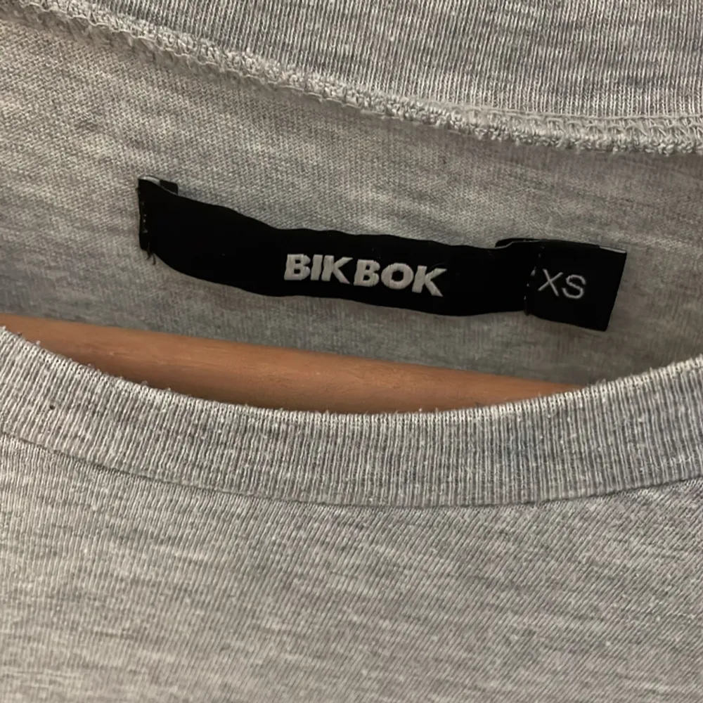 Grå tröja från BIKBOK i storlek XS. 10/10 i skicket. Skriv privat för fler bilder eller frågor💗. T-shirts.