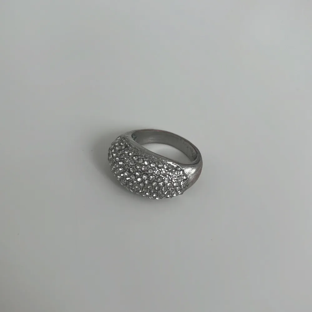Jätte fin ring, vet dock inte vart den är ifrån. Har små silver ”diamanter” på sig där fram. Skulle säga att det är 17,5/18 mm i omkrets.. Accessoarer.