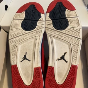 Jordan 4 retro fiba - Röda äkta Jordan 4 ganska slitna säljer billigt, storlek 46. Köpt från stockx