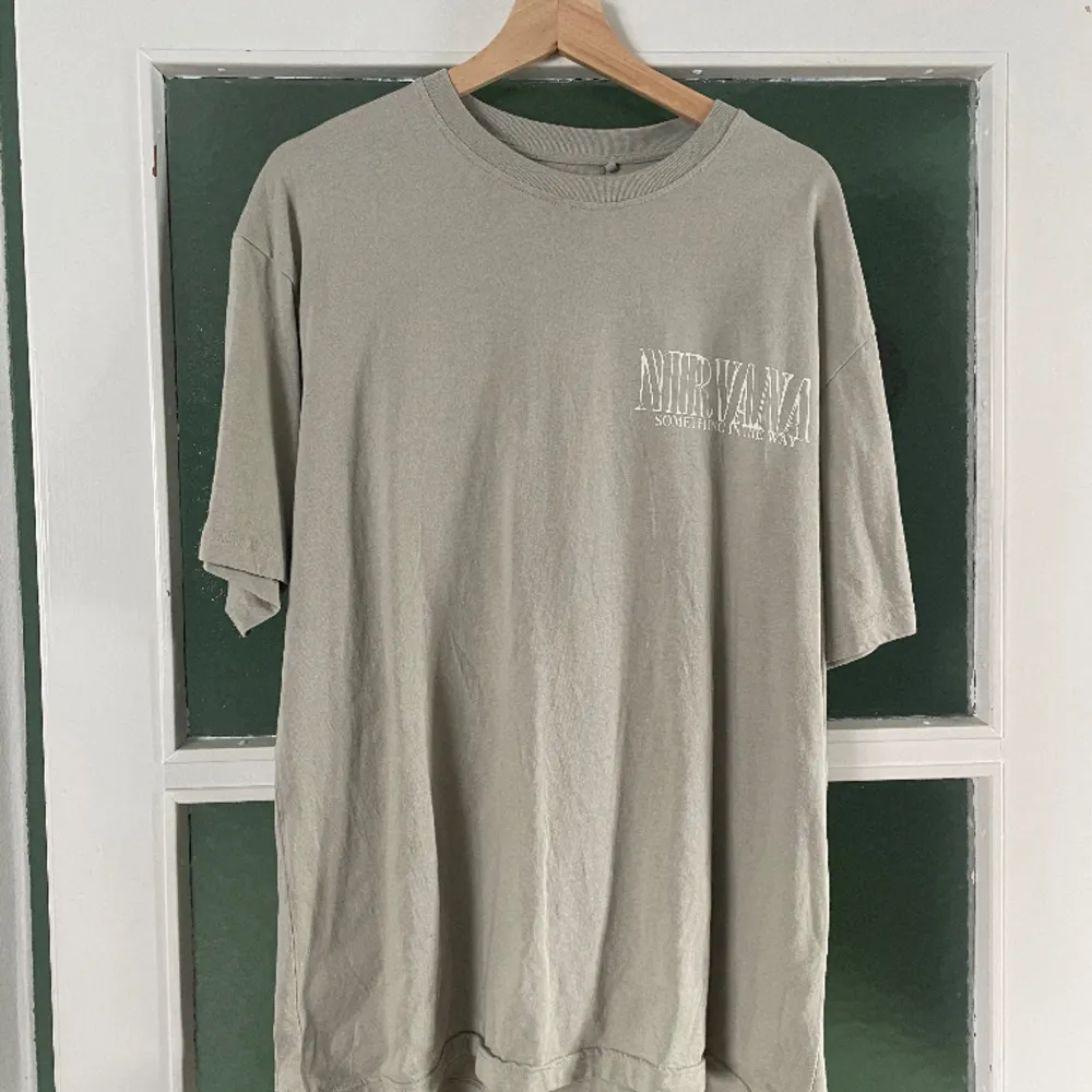 Superfin T-shirt från Pull&Bear. Köpt på herravdelningen i storlek L. T-shirts.