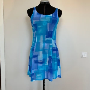 Blå sommarklänning - Supersöt klänning köpt second hand på Humana. Säljer pga lite för liten, passar bäst xs-s. Köpt för 250kr, aldrig använd