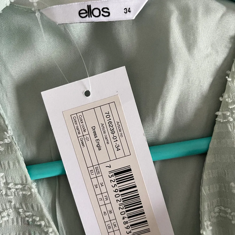 Säljer denna klänning från Ellos då den inte kommer till användning. Den är aldrig använd och i perfekt skick. Jag är 164 cm och den är lite lång på mig. Nypris 599kr.. Klänningar.