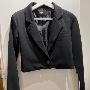 Croppad kavaj - Svart croppad kavaj från BikBok. Aldrig använd. Storlek XS. 150:- ex frakt. 