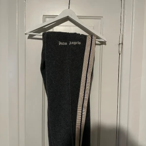 Palm angels Wool pants - De är i strl M, nästintill aldrig använda, toppenskick inga defekter, möjligtvis att ja har kvar tagsen. Kom gärna med bud 