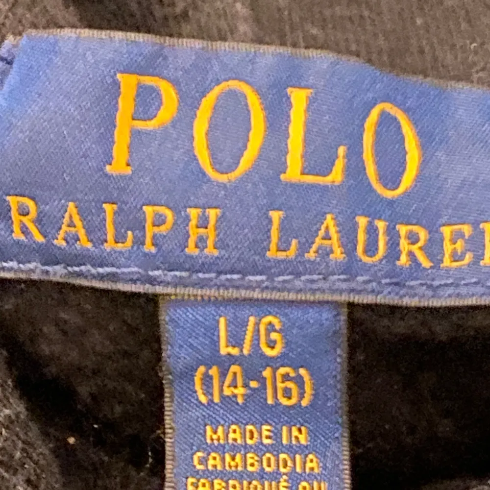 Tja! Säljer min POLO RALPH LAUREN hoodie använd ganska mycket, mini lite solbränd men syns inte när man använder och som sagt bara 250 kr. Det står i den 14-16 år men skulle säga att den passar mer för 11-14 år.Skicka vid mer bilder och information!⚡️. Hoodies.