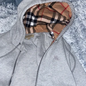 Burberry Hoodie - Storlek S/M, bra passform väldigt bra skick bara använts ett fåtal gånger.