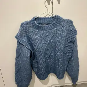 Asvacker blå stickad tröja från Lindex. Jag köpte den för ett tag sen så inte dörr på om den finns kvar. Den har inte använts särskilt mycket och har inga defekter. Skriv för pris eller frågor💕🫶