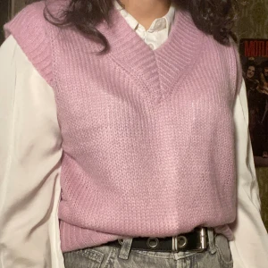 lila/rosa stickad väst - jättefin, nästan oanvänd stickad väst från Ze-Ze Nordic! storlek S men passar nog upp till M beroende på hur man vill ha den sized:D<3 bara att skriva för fler bilder