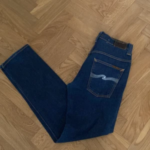 Nudie Jeans  - Feta jeans från Nudie Jeans Co! Storlek 32 34 men sitter rätt tajt. Ny pris ca 1199kr mitt pris 249kr! Sjukt najs tvätt med as feta sömmar. Perfekt skick!