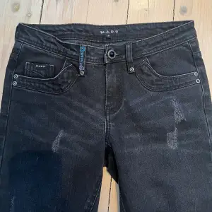 Säljer mina skit snygga lågmidjade jeans! Då dom är lite förstora för mig! Men verkligen skit coola 