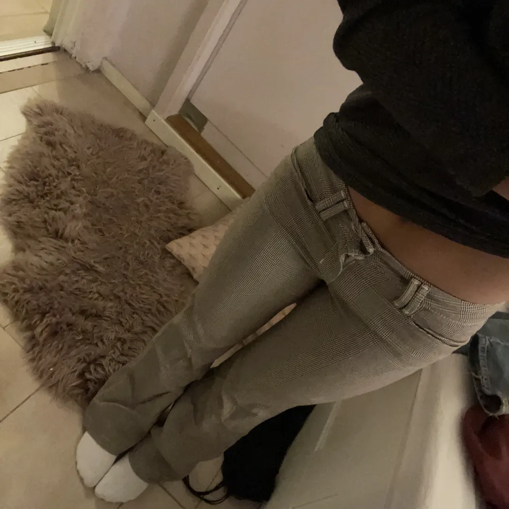 Ett par lowwaist bootcut kostymbyxor som är jättefina. Säljer för jag rensar garderoben har ej plats me kläder💕 . Jeans & Byxor.