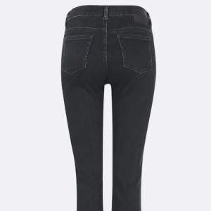 Jätte snygga svarta Bikbok jeans!! Original pris 600 kronor. Dessa har blivit för små så tvingas sälja. Inga slitningar men ganska väll använda där av priset. Strechiga i materialet