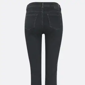 Jätte snygga svarta Bikbok jeans!! Original pris 600 kronor. Dessa har blivit för små så tvingas sälja. Inga slitningar men ganska väll använda där av priset. Strechiga i materialet
