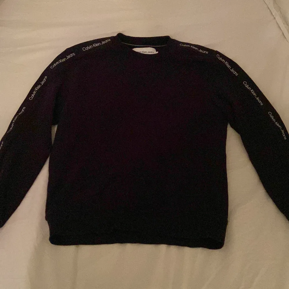 Calvin Klein sweatshirt som är använd typ 5 gånger, jättebra skick, passar mer M än L . Hoodies.