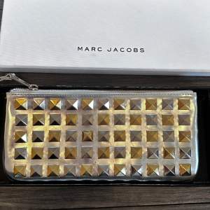 Säljer denna jättefina Marc Jacobs necessär/väska. Storlek 25x12cm❤️Äkta och originalbox medföljer till den som köper💗har aldrig använt den då jag fick den som present🌸
