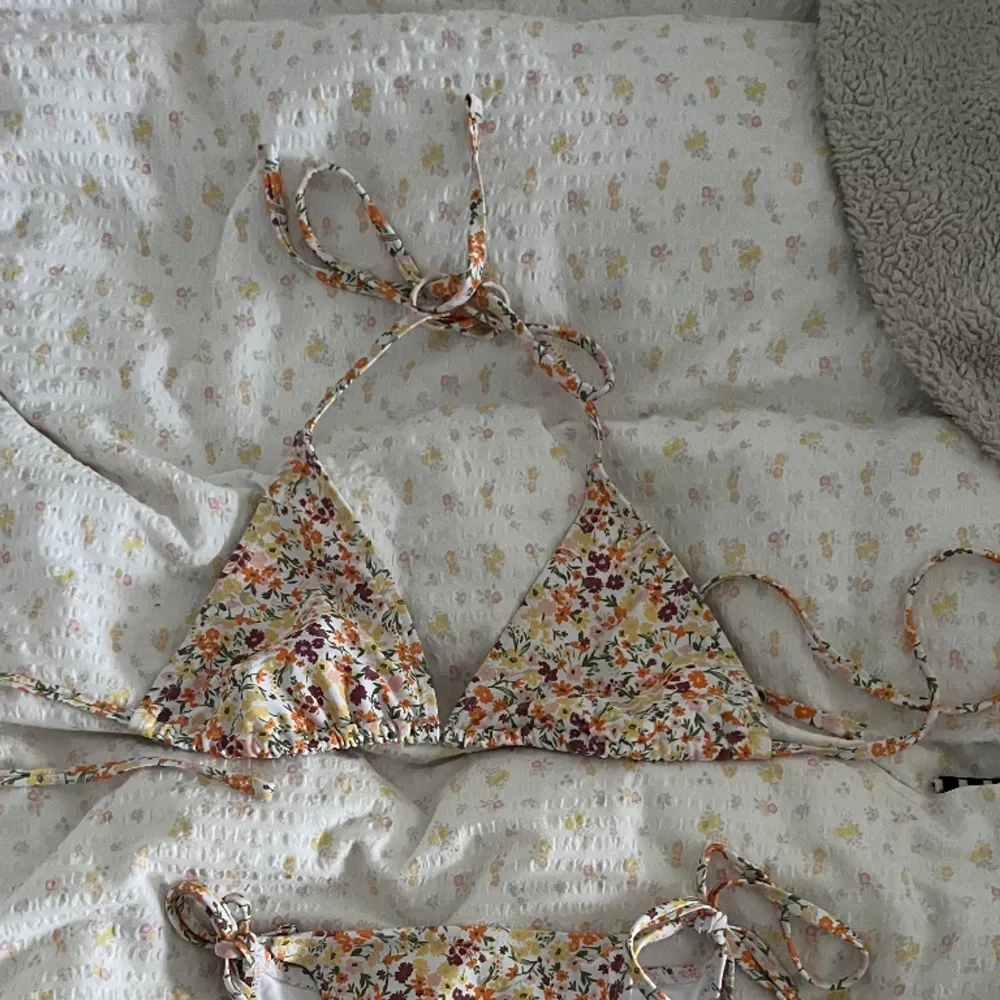 En blommig jättesnygg bikini ifårn ASOS . Övrigt.