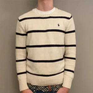 Ralph lauren tröja - Säljer min kabel stickade ralph lauren tröja då den blivit för liten för mig. Storleken på denna tröja skulle ja rekomendera folk som har mellan S - M i storlek✅ 🔴 Skick 7,5/10 🔴Nypris: 1600kr 🔴Vårt pris: 499kr 