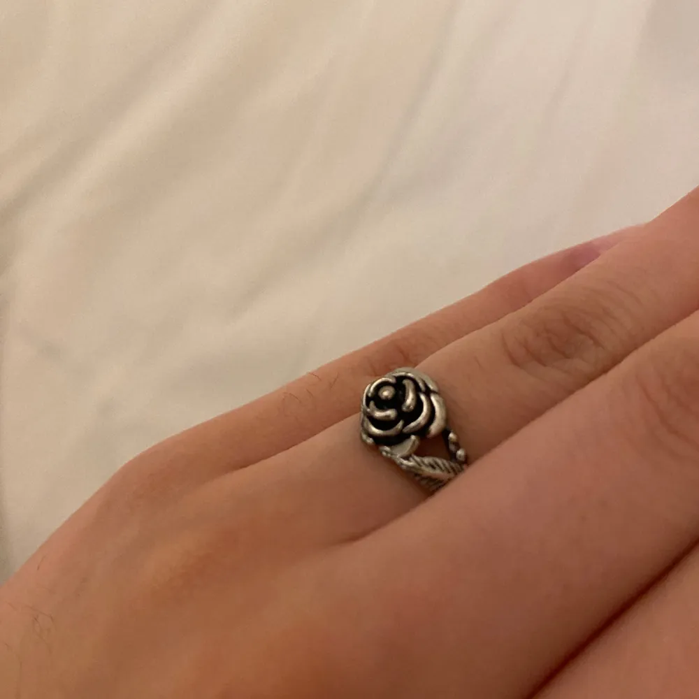 Vintage ring, tyvärr stor inte storlek men tror det är en 16mm. Rostig därav priset🫶🏽. Övrigt.