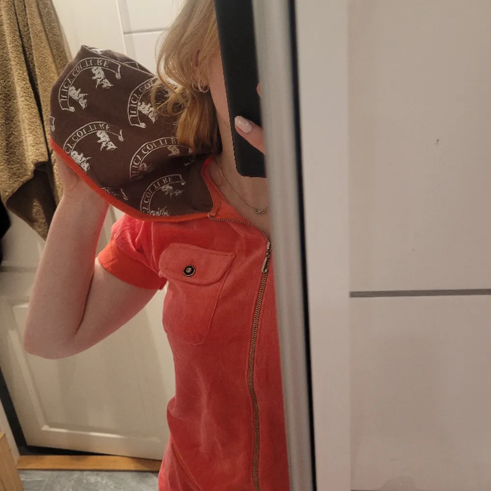 Supergulligt vintage aprikosfärgat juicy couture set/tracksuit/romper, storlek L men liten i storleken så snarare medium/small skulle jag säga, jag är 170 & den passar mig perfekt 💞 Snörning i midjan finns!!. Hupparit & Collegepaidat.