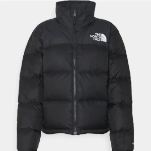The North Face  - Jackan är större än mig så de är därför jag säljer den och jag har aldrig använt den utomhus eftersom den är alldeles för stor💕