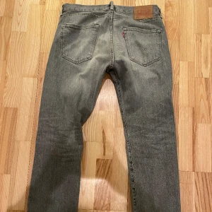 Grå Levis 501 - Levis 501 jeans. W:32 L:32. Väldigt bra skick. Modellen är 183 cm lång. 