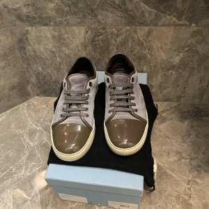 Lanvin skor - Tja! Säljer ett par super fräscha lanvins  i ett super fint skick (9/10). Storleken. Är uk 6 som motsvarar 40 men passar nog 41/42. Box och dustbag medföljer.