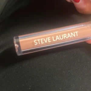 En Steve laurant lip gloss  - Säljer denna för att den inte kommer till användning ny!💓