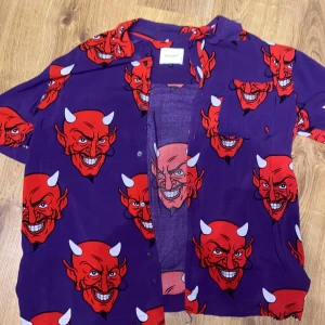 Lila Devil skjorta - Lila skjorta köpt från Carlings. Knappt använd, Bra skicka, storlek XL