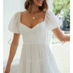 Studentklänning - Jättefin studentklänning från Dennis maglic som inte kom till användning då jag beställde hem flera!! Storlek XS, somsagt aldrig använd, prislappen sitter kvar på!! Nypris 900 kr och den är slutsåld ny, säljer för 450 kr + frakt 💕💕