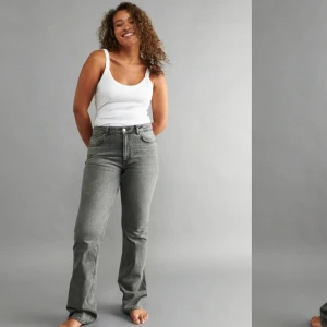 Gråa jeans - säljer dessa jeans som jag köpte förra året eftersom jag har växt ur dom. Dom är flare och har medelhög midja, vid naveln typ. Jättefint skick, använt 2-4 ggr💗 