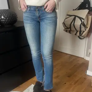 Säljer dessa nudie jeans i stl w25 L32👐🏼 är 172, snyggare på ngn som är lite kortare☺️