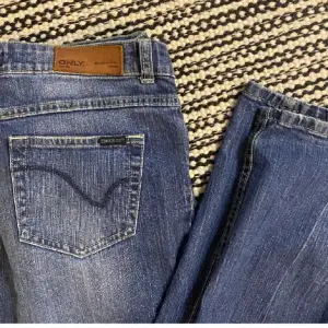Säljer dessa jeans från only i strl 29/34, passar mig som brukar ha xs/s/34/36 i jeans❤️de är köpta här på plick och säljaren sa att de är bootcut på jeans men jag skulle säga att de är mer straight❤️