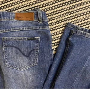Straight jeans från only - Säljer dessa jeans från only i strl 29/34, passar mig som brukar ha xs/s/34/36 i jeans❤️de är köpta här på plick och säljaren sa att de är bootcut på jeans men jag skulle säga att de är mer straight❤️