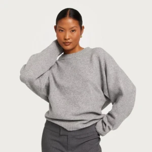 Stickad tröja - Säljer nu min superfina stickade tröja som är helt slutsåld på Nelly’s hemsida, då den tyvär inte kommer till användning. Tröjan är endast använd en gång och är i nyskick!!🤍(Nypris 400kr)