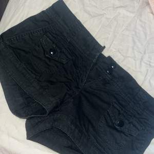 Jätte snygga svarta lågmidjade shorts 