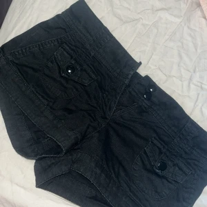 Svarta lågmidjade shorts  - Jätte snygga svarta lågmidjade shorts 