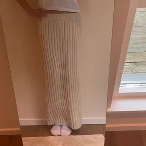 Benvit långkjol - Snygg tibbstickad långkjol som är mysig att ha på sig på vintern och hösten!💘 har bara använt en gång och är i fint skick🤍🙌🏼🤩
