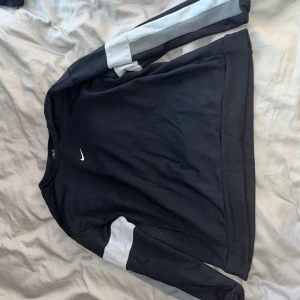 Svart Nike träningtröja  - Svart Nike träningströja i helt okej skick, köpt för några år sen.