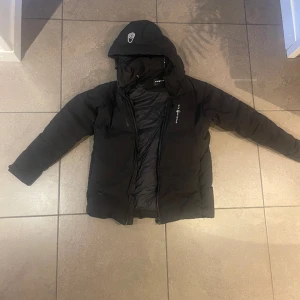 Sail racing jacka - Säljer nu min snygga sailracing jacka, som är   s-m 170-180, några defekter men annars bra skick 