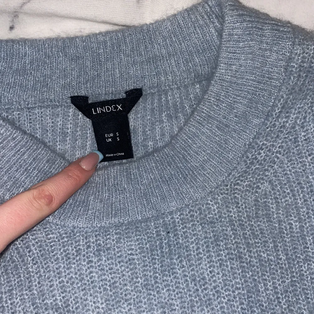 Ljusblå/grå stickad tröja från lindex köpt för ett år sedan så säljs inte längre. Vet inte nypris men säljer billigt❤️. Stickat.